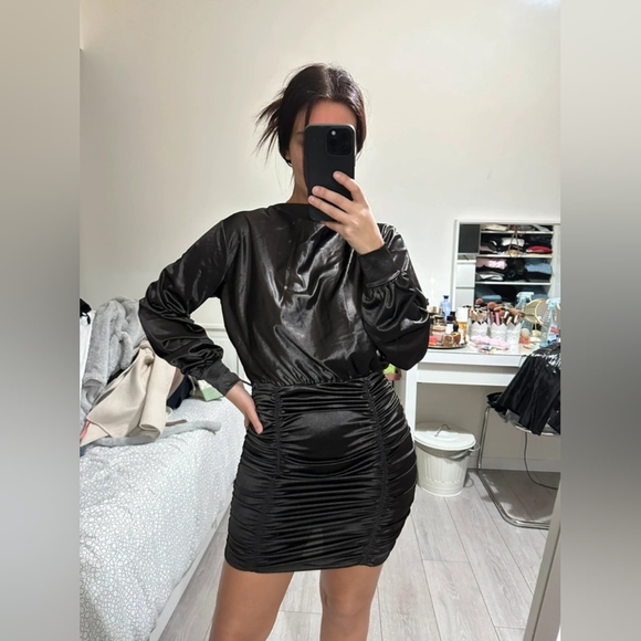 Elegant Black Satin Dress - Picture 1 of 6